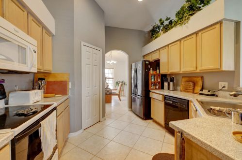 174 Dalton Cir, Fort Pierce FL 34953-5847 exterior