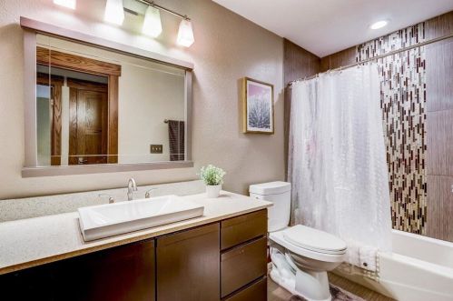 9916 Grantosa Dr, Milwaukee WI  53222-1411 exterior