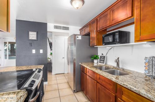 2221 61 Dr, Phoenix AZ 85033-4603 exterior