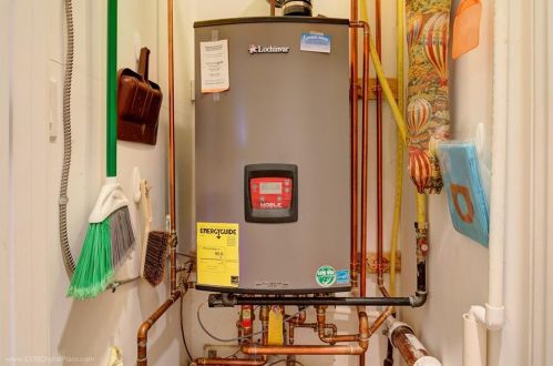 414 Corey Ln, Middletown RI 02842-5659 exterior