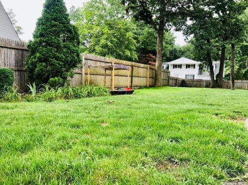 2 Leroy Ct, Commack NY  11725-1703 exterior