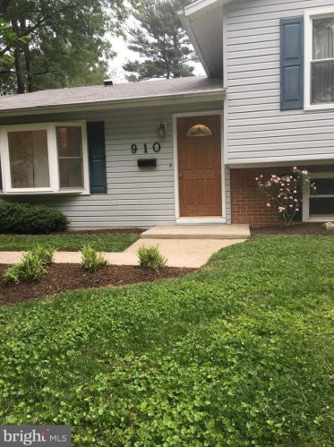 910 Lincoln St, Rockville MD  20850-1410 exterior
