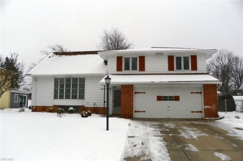 5901 Sandy Hook Dr, Cleveland, OH 44134-6007