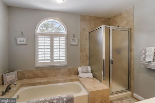 19840 Meredith Dr, Rockville MD 20855-2426 exterior