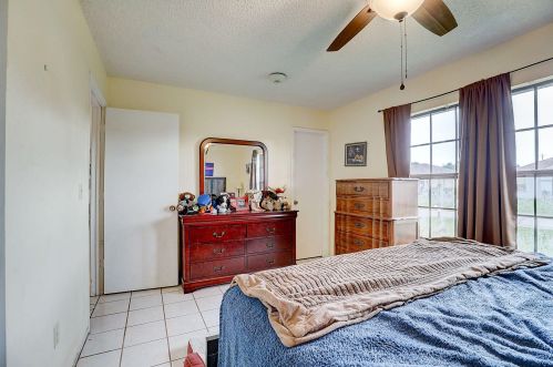 2351 Fruit Ave, Fort Pierce FL 34952-7422 exterior