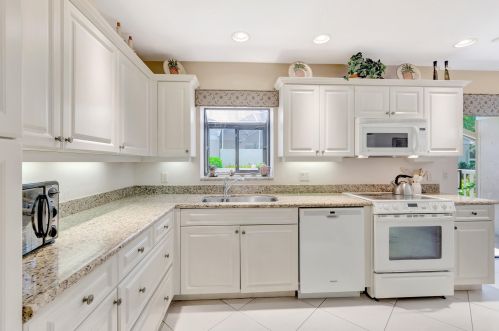 22 Hampshire Ln, Boynton Beach FL 33436-7414 exterior