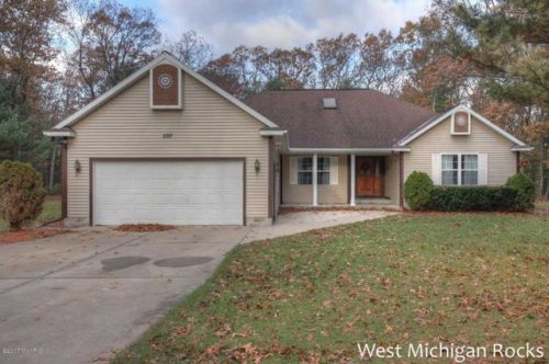297 Towering Oaks Cir, Meskegon, MI 49442-8443