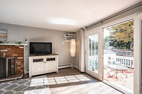 84 Spg St, Windsor Locks CT 06096-2207 exterior