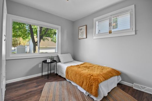 909 Eula Ct, Milwaukee WI  53209-6505 exterior