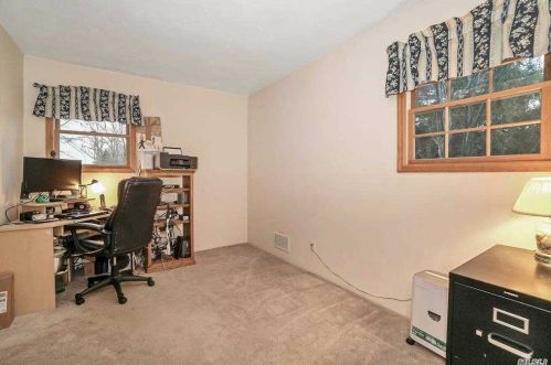 9 Laurel Ln, Commack NY 11725-4110 exterior