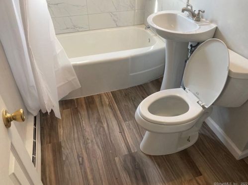 53 Laurel Rd, Windsor Locks CT 06096-2034 exterior