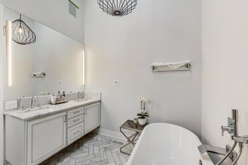 3831 Ravenswood Ave, Chicago IL 60613-2419 exterior