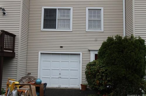 16 Summit Cmns, Derby, CT 06418-1262