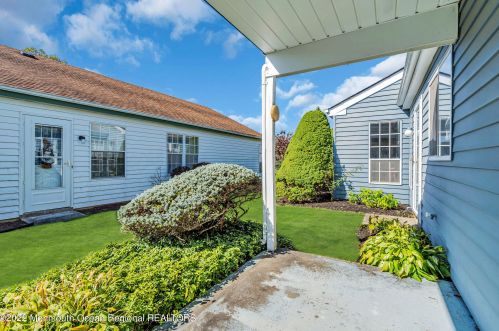 8 Gladstone Ave, Lakehurst NJ 08759-6625 exterior