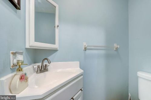 4 Crawford Ct, Trenton NJ  08690-3618 exterior