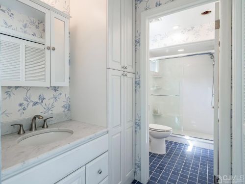 81 Laurel Holw Ct, Edison NJ 08820-1043 exterior