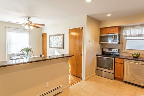 66 Avondale St, Valley Stream NY 11581-1801 exterior