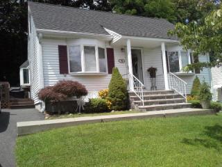 76 Hickory Pl, Rockaway, NJ 07866-2812