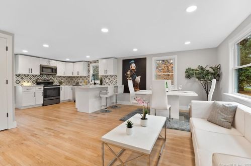 174 Spring St, Windsor Locks CT  06096-1732 exterior