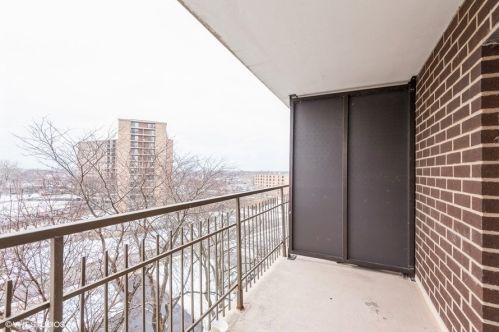 7033 Kedzie Ave, Chicago IL 60645-2845 exterior