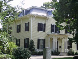 176 Grove St, Newton, MA 02466-2257