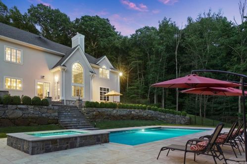 15 Gifford Lake Dr, Armonk, NY 10504-2712