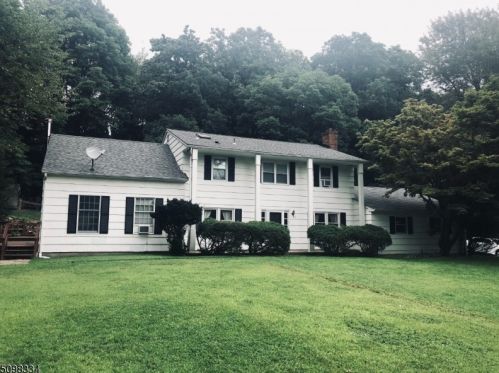 8 Dogwood Ct, Hackettstown NJ exterior