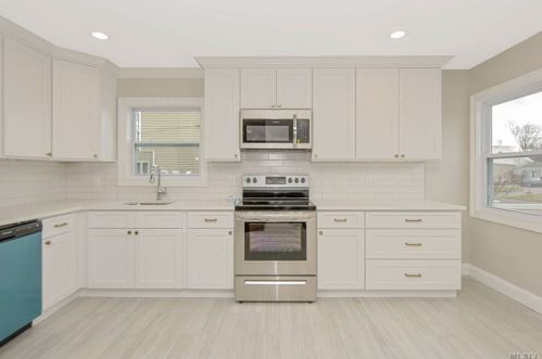 37 Astor Ct, Commack, NY 11725-3723