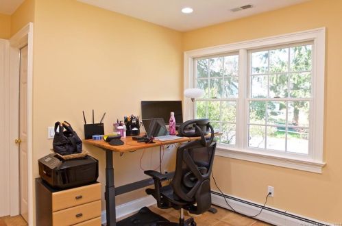 8 Cloverly Cir, Norwalk CT 06855-2130 exterior