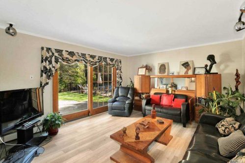 42 Cross Bow Ln, Commack NY 11725-1204 exterior