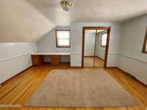 5454 Londonderry Dr, Grand Rapids MI 49508-6325 exterior