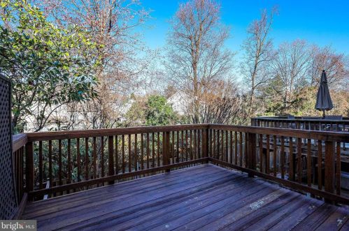 6026 Lands End Ln, Alexandria VA 22315-2669 exterior