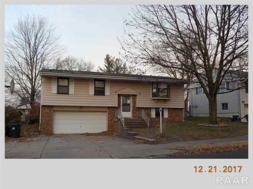 1717 Holiday Dr, Pekin, IL 61554-1924