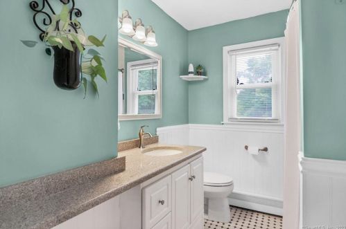 8 Forbell Dr, Norwalk CT 06850-1424 exterior