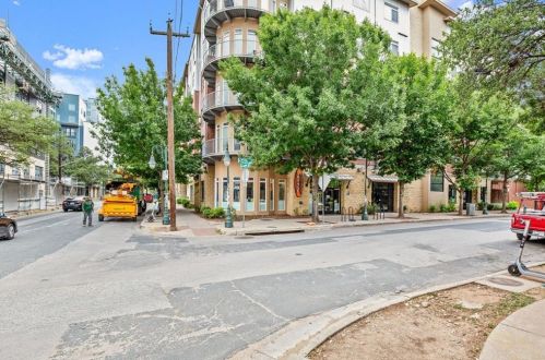 910 25th St, Austin TX  78705-4402 exterior