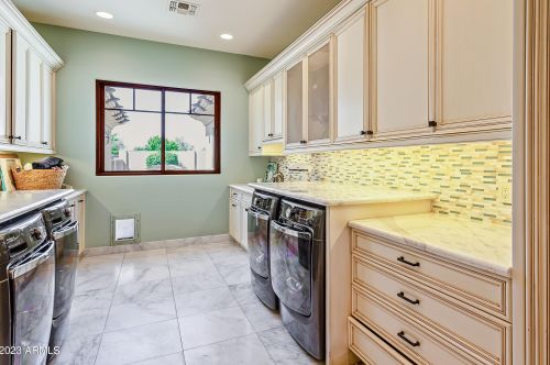 4450 54th St, Phoenix AZ 85018-1905 exterior