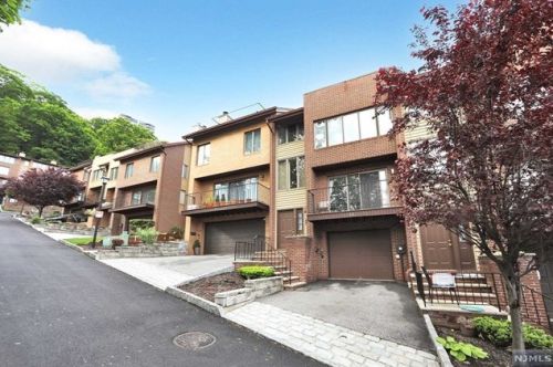 13 Yorkview Dr, Edgewater NJ 07020-1554 exterior