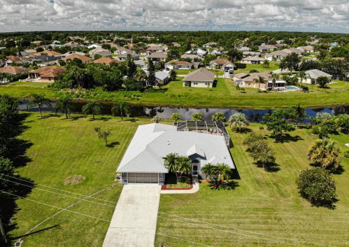 858 Bellevue Ave, Fort Pierce, FL 34953-1254