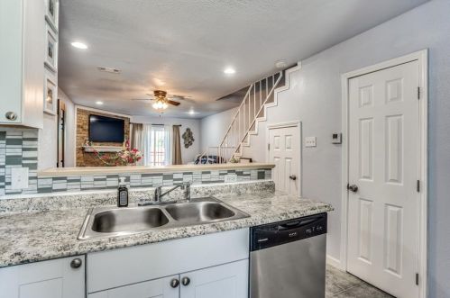 2150 Aspen Dr, Dallas TX  75227-8167 exterior