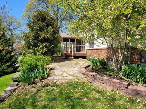 1 Crabapple Ct, Saint Louis MO 63132-3422 exterior