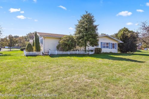 19 Pheasant Dr, Bricktown, NJ 08724-8109