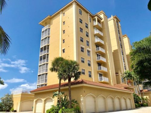 9577 Gulf Shore Dr, Naples FL 34108-4029 exterior