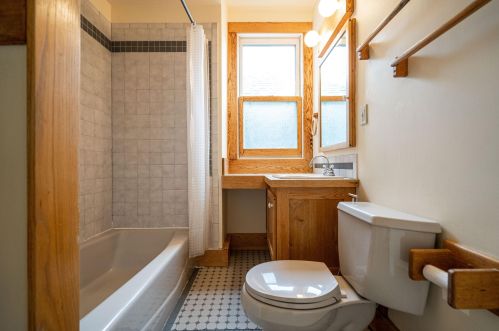 2728 Prospect Ave, Milwaukee WI 53211-3768 exterior