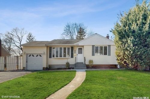 238 Farhan Ln, Babylon, NY 11703-2509