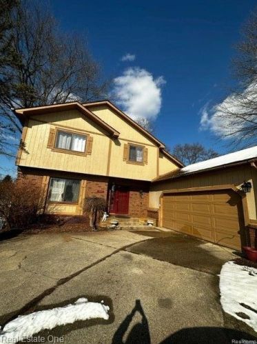 1495 Spruce Dr, Walled Lake, MI 48390-1548
