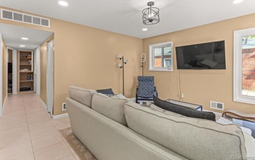 4964 Monroe St, Dearborn Heights MI  48125-2525 exterior