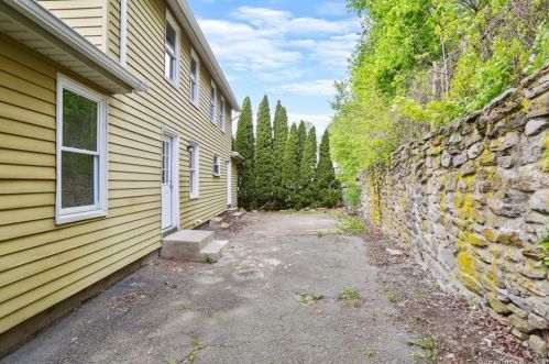 9 Smith St, Derby CT 06418-1215 exterior