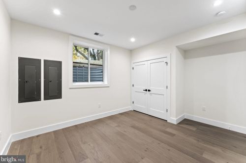 1327 Mayflower Dr, Mc Lean VA 22101-3405 exterior