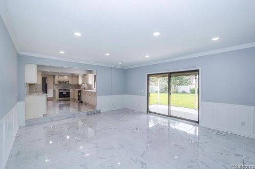 425 Rosemary St, Dearborn Heights MI  48127-3681 exterior