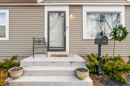 5734 58th St, Milwaukee, WI 53218-2423